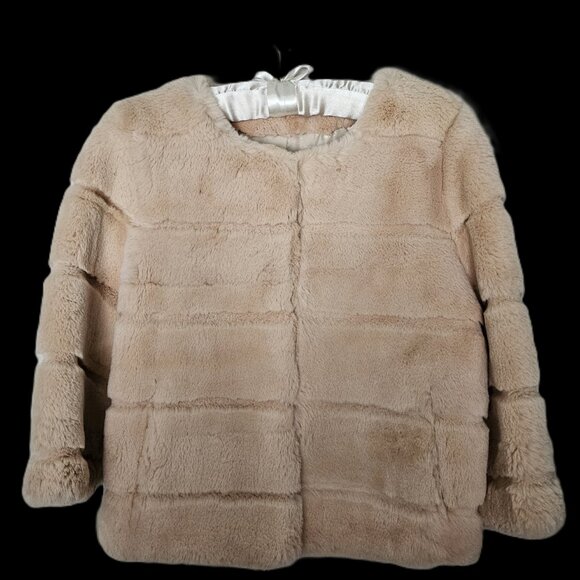 SUMPTUOUS GENUINE FUR JACKET FEATURING 3/4 SLEEVE W/ HIDDEN HOOK & EYE CLOSURES - Picture 4 of 15